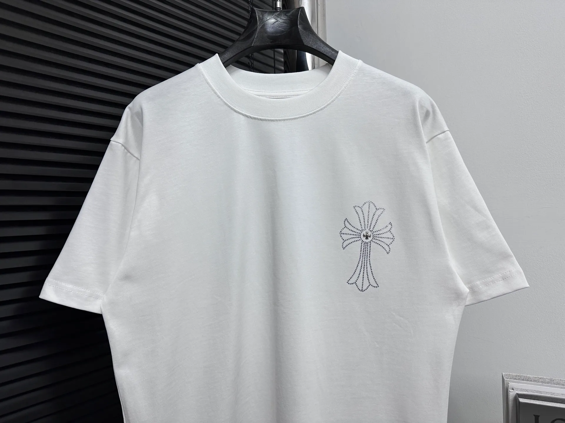 🅿️190 【ChromeHearts】Chrome Hearts 25ss round neck T-shirt Original fabric Official same style Short-sleeved T-shirt Customized 280g vat-dyed fabric Very comfortable to the touch Latest brick cabinet synchronization for spring and summer Fashionable and personalized Super versatile and good-looking Suitable for both men and women A must-have item Tag Collar label Washed wheat Complete with three standards Color: Black White Size: XS-L